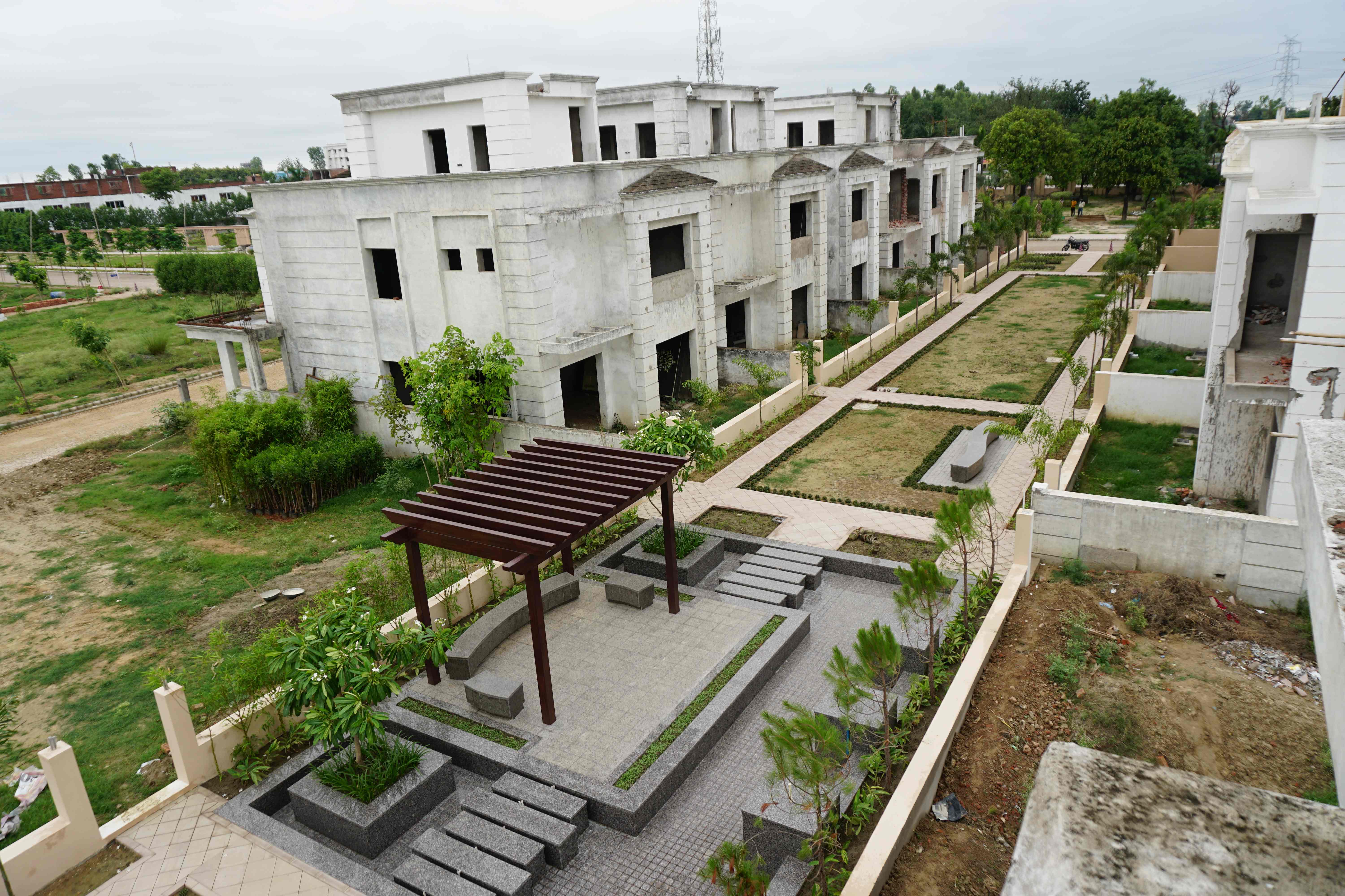 Best plots to buy in lucknow under construction Sapphire Royale